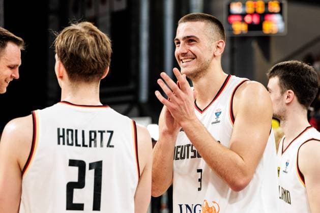 FIBA EuroBasket Qualifiers, Germany Bulgaria 23 02 2025 Tim Schneider Germany, 3 applauds laughing towards fans FIBA EuroBasket Qualifiers, Germany Bulgaria, Bamberg, brose ARENA on 23 02 2025 Copyright: xBEAUTIFULxSPORTS Wunderlx