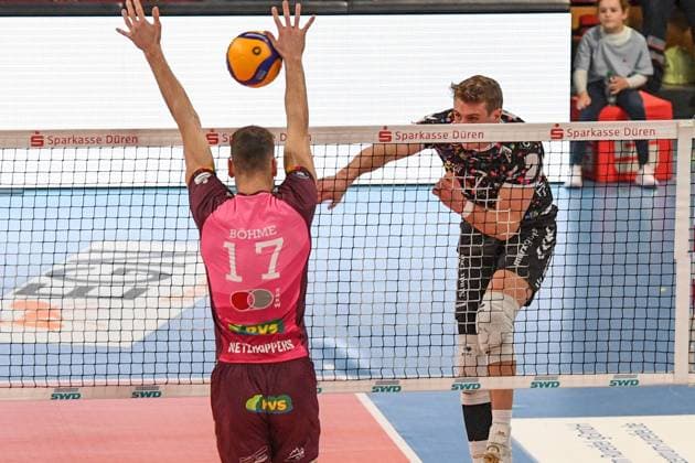 v li Yann Niclas Böhme Energiequelle Netzhoppers, 17 blocks the ball from Alex Knight Powervolleys Düren, 7 , Action, Action, Game scene, 23 02 2025, Düren Germany , Volleyball, 1 Bundesliga Men, SWD Powervolleys Düren Energiequelle Netzhoppers KW xmhx