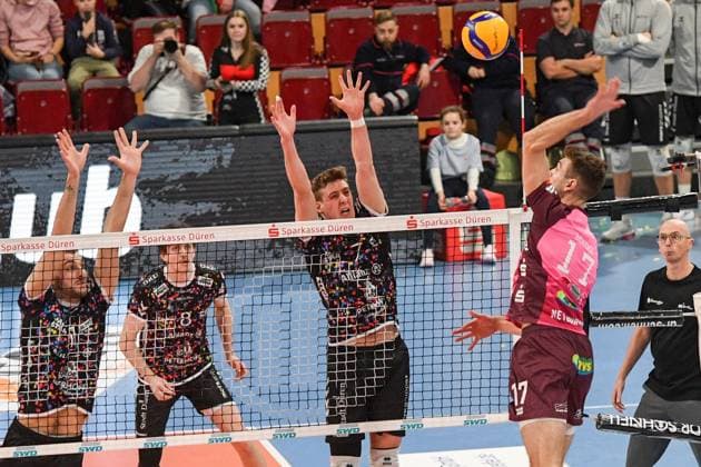 Yann Niclas Böhme Energiequelle Netzhoppers, 17 right, smashes against the Düren block, action, action, match scene, 23 02 2025, Düren Germany , Volleyball, 1 Bundesliga Men, SWD Powervolleys Düren Energiequelle Netzhoppers KW xmhx