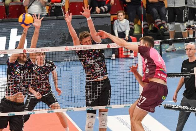 Yann Niclas Böhme Energiequelle Netzhoppers, 17 right, smashes against the Düren block, action, action, match scene, 23 02 2025, Düren Germany , Volleyball, 1 Bundesliga Men, SWD Powervolleys Düren Energiequelle Netzhoppers KW xmhx
