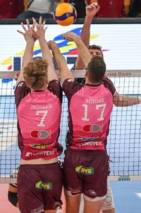 from left Carl Möller Energiequelle Netzhoppers, 7 and Yann Niclas Böhme Energiequelle Netzhoppers, 17 block the smash ball of a Düren player, action, action, game scene, 23 02 2025, Düren Germany , Volleyball, 1 Bundesliga Men, SWD Powervolleys Düren Energiequelle Netzhoppers KW xmhx