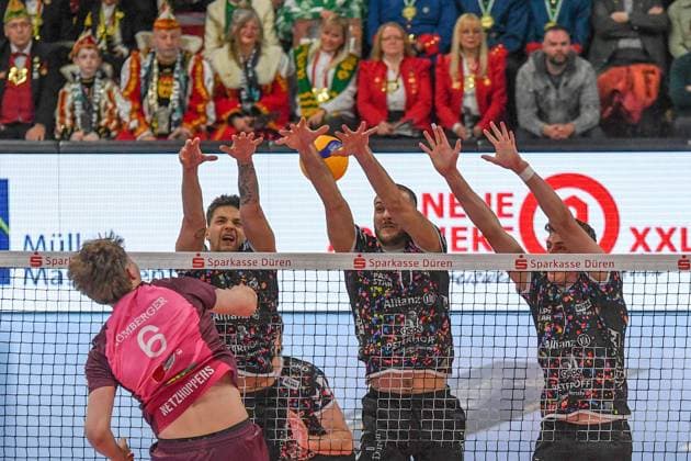 v li Lovis Homberger Energiequelle Netzhoppers, 6 at the net in duel, duel, tackle, dynamics, action,, 23 02 2025, Düren Germany , Volleyball, 1 Bundesliga Men, SWD Powervolleys Düren Energiequelle Netzhoppers KW xmhx