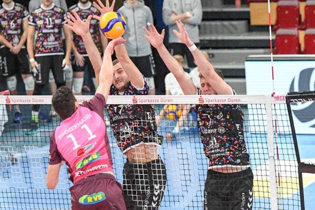 v li Theo Timmermann Energiequelle Netzhoppers, 11 at the net in duel, duel, tackle, dynamic, action, action,, 23 02 2025, Düren Germany , Volleyball, 1 Bundesliga Men, SWD Powervolleys Düren Energiequelle Netzhoppers KW xmhx