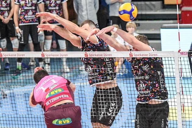v li Theo Timmermann Energiequelle Netzhoppers, 11 at the net in duel, duel, tackle, dynamic, action, action,, 23 02 2025, Düren Germany , Volleyball, 1 Bundesliga Men, SWD Powervolleys Düren Energiequelle Netzhoppers KW xmhx