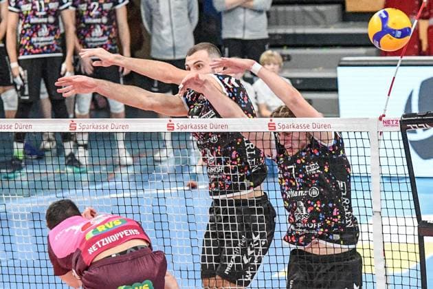 v li Theo Timmermann Energiequelle Netzhoppers, 11 at the net in duel, duel, tackle, dynamic, action, action,, 23 02 2025, Düren Germany , Volleyball, 1 Bundesliga Men, SWD Powervolleys Düren Energiequelle Netzhoppers KW xmhx