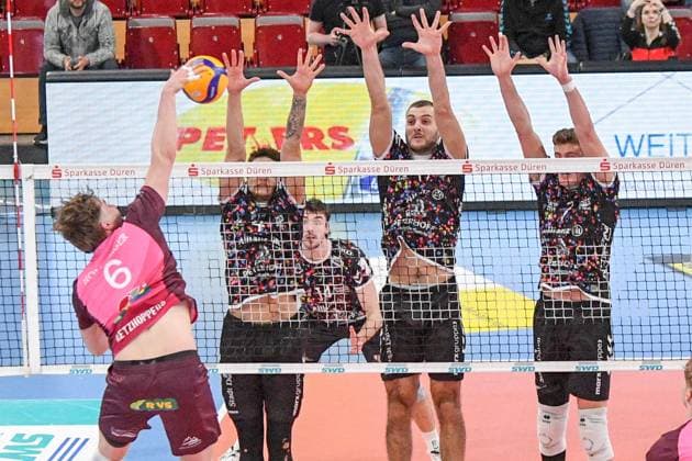 from left Lovis Homberger Energiequelle Netzhoppers, 6 smashes the ball against the Düren block, action, action scene, 23 02 2025, Düren Germany , Volleyball, 1 Bundesliga Men, SWD Powervolleys Düren Energiequelle Netzhoppers KW xmhx