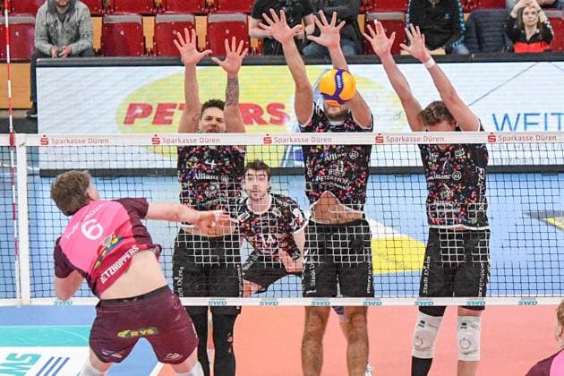 from left Lovis Homberger Energiequelle Netzhoppers, 6 smashes the ball against the Düren block, action, action scene, 23 02 2025, Düren Germany , Volleyball, 1 Bundesliga Men, SWD Powervolleys Düren Energiequelle Netzhoppers KW xmhx
