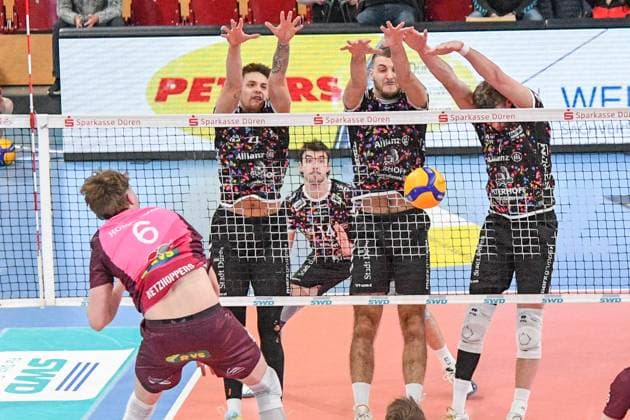 from left Lovis Homberger Energiequelle Netzhoppers, 6 smashes the ball against the Düren block, which successfully blocks, action, action, game scene, 23 02 2025, Düren Germany , Volleyball, 1 Bundesliga Men, SWD Powervolleys Düren Energiequelle Netzhoppers KW xmhx