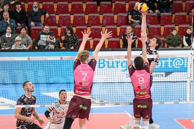 Robin Baghdady Powervolleys Düren, 8 right with a smash ball against the block, at the net in a duel, duel, tackle, dynamics, action, action,, 23 02 2025, Düren Germany , Volleyball, 1 Bundesliga Men, SWD Powervolleys Düren Energiequelle Netzhoppers KW xmhx