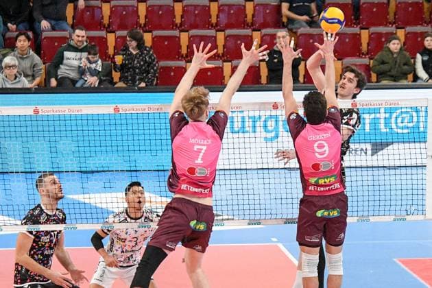 Robin Baghdady Powervolleys Düren, 8 right with a smash ball against the block, at the net in a duel, duel, tackle, dynamics, action, action,, 23 02 2025, Düren Germany , Volleyball, 1 Bundesliga Men, SWD Powervolleys Düren Energiequelle Netzhoppers KW xmhx