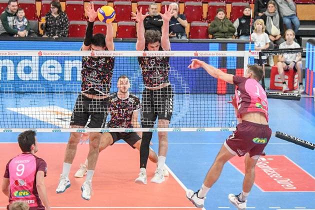 Yann Niclas Böhme Energiequelle Netzhoppers, 17 right smashes the ball, which is blocked by Imanol Salazar Powervolleys Düren, 5, at the net in a duel, duel, tackle, dynamic, action, action,, 23 02 2025, Düren Germany , Volleyball, 1 Bundesliga Men, SWD Powervolleys Düren Energiequelle Netzhoppers KW xmhx