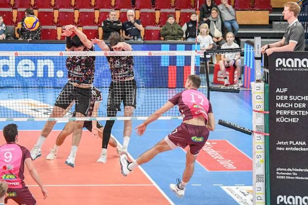Yann Niclas Böhme Energiequelle Netzhoppers, 17 right smashes the ball, which is blocked by Imanol Salazar Powervolleys Düren, 5, at the net in a duel, duel, tackle, dynamic, action, action,, 23 02 2025, Düren Germany , Volleyball, 1 Bundesliga Men, SWD Powervolleys Düren Energiequelle Netzhoppers KW xmhx