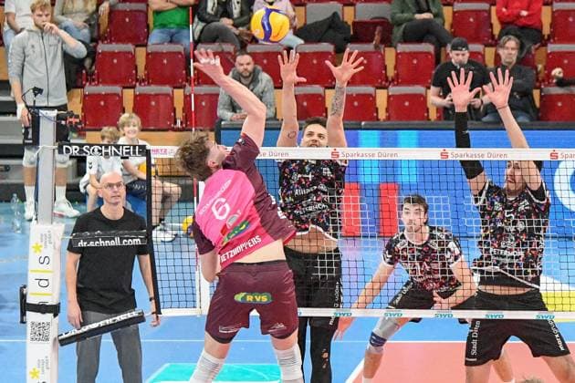 from left Lovis Homberger Energiequelle Netzhoppers, 6 , Gregor Pernus, Powervolleys Düren, 4 , Matthew Neaves Powervolleys Düren, 14 , Imanol Salazar Powervolleys Düren, 5 , Action, Action, Game scene, 23 02 2025, Düren Germany , Volleyball, 1 Bundesliga Men, SWD Powervolleys Düren Energiequelle Netzhoppers KW xmhx