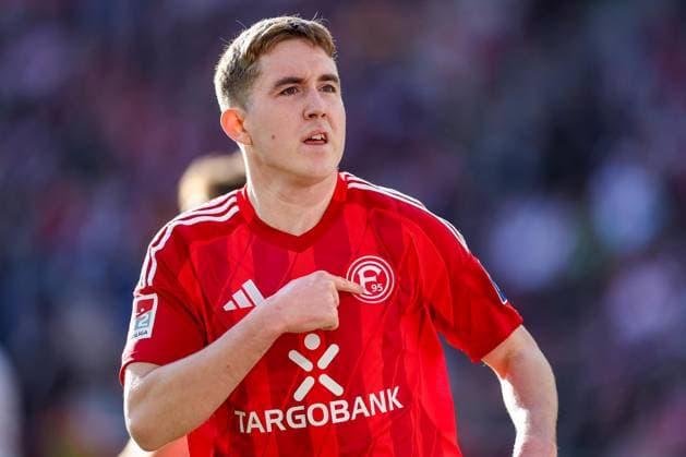 23.02.2025, Fußball, 1. FC Köln - Fortuna Düsseldorf, 2.. Fußball Bundesliga, 23. Spieltag, RheinEnergie-STADION, Saison 2024 2025: Torjubel nach dem 1:1 Ausgleich nach Handelfmeter durch Torschütze Isak Johannesson (Fortuna Düsseldorf 8) DFB regulations prohibit any use of photographs as image sequences and or quasi-video. Nordrhein-Westfalen Deutschland