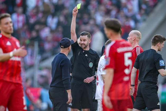 23 02 2025, Fußball, 1 FC Köln Fortuna Düsseldorf, 2 Fußball Bundesliga, 23 Spieltag, RheinEnergie STADION, Saison 2024 2025 Trainer Gerhard Struber Cheftrainer 1 FC Köln gets a yellow card from referee Michael Bacher after the match DFB regulations prohibit any use of photographs as image sequences and or quasi video Nordrhein Westfalen Germany