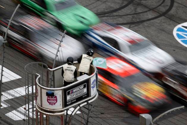 Bilder des Jahres 2025, Sport 02 Februar Sport Themen der Woche KW08 HAMPTON, GA - FEBRUARY 23: The flagman waves the green flag during the running of the NASCAR, Motorsport, USA Cup Series Ambetter Health 400 on February 23, 2025 at Atlanta Motor Speedway in Hampton, GA. (Photo by Jeff Robinson Icon Sportswire) AUTO: FEB 23 NASCAR Cup Series Ambetter Health 400 EDITORIAL USE ONLY Icon2502231196400