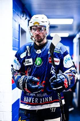 Eric Cornel (Iserlohn Roosters, 18), GER, Iserlohn Roosters vs. Fischtown Pinguins Bremerhaven, Eishockey, Penny-DEL, 48. Spieltag, Spielzeit 2024 2025, 23.02.2025, GER, Iserlohn Roosters vs. Fischtown Pinguins Bremerhaven, Eishockey, Penny-DEL, 48. Spieltag, Spielzeit 2024 2025, 23.02.2025 Iserlohn *** Eric Cornel Iserlohn Roosters, 18 , GER, Iserlohn Roosters vs Fischtown Pinguins Bremerhaven, Ice Hockey, Penny DEL, 48 Matchday, Season 2024 2025, 23 02 2025, GER, Iserlohn Roosters vs Fischtown Pinguins Bremerhaven, Ice Hockey, Penny DEL, 48 Matchday, Season 2024 2025, 23 02 2025 Iserlohn Copyright: xJonasxBrockmann Eibner-Pressefotx EP_JBN