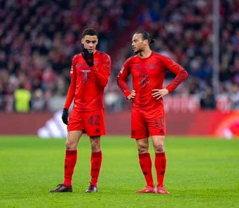 23 02 2025, Soccer 1 Bundesliga 2024 2025, Matchday 23, FC Bayern Munich Eintracht Frankfurt, in the Allianz Arena Munich v li Jamal Musiala FC Bayern Munich , Leroy Sane Bayern Munich at a loss