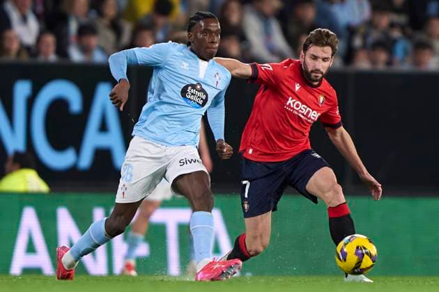 RC Celta de Vigo v CA Osasuna - La Liga EA Sports Jon Moncayola of CA Osasuna competes for the ball with Ilaix Moriba of RC Celta de Vigo during the La Liga EA Sports match between RC Celta de Vigo and CA Osasuna at Estadio Abanca Balaidos in Vigo, Spain, on February 21, 2025. Vigo, Spain Vigo Spain  Copyright: xJosexManuelxAlvarezxReyx originalFilename:alvarezrey-notitle250221_np2Qf.jpg
