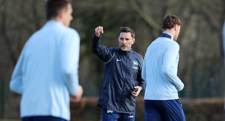 Coach Stefan Leitl gives instructions Action upper body Sport Football Soccer Season 2024 2025 2 Bundesliga Men DFL 24 02 2025 Training Kick-off training Hertha BSC Berlin DFL regulations prohibit any use of photographs as image sequences and or quasi video