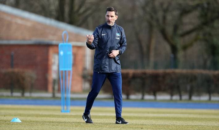 Coach Stefan Leitl gives instructions Action upper body Sport Football Soccer Season 2024 2025 2 Bundesliga Men DFL 24 02 2025 Training Kick-off training Hertha BSC Berlin DFL regulations prohibit any use of photographs as image sequences and or quasi video