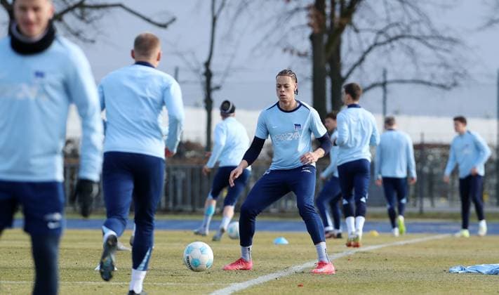 Derry Scherhant on the ball single image cropping action sport soccer soccer season 2024 2025 2 Bundesliga men DFL 24 02 2025 training kick-off training Hertha BSC Berlin DFL regulations prohibit any use of photographs as image sequences and or quasi video