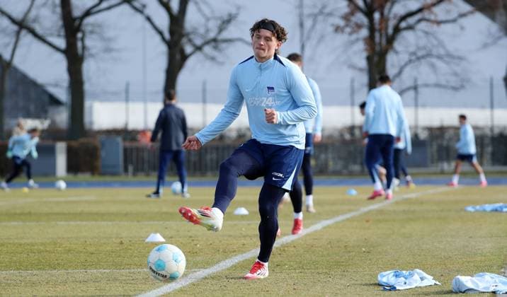 Fabian Reese on the ball Single image Crop action Sport Football Soccer Season 2024 2025 2 Bundesliga Men DFL 24 02 2025 Training Kick-off training Hertha BSC Berlin DFL regulations prohibit any use of photographs as image sequences and or quasi video
