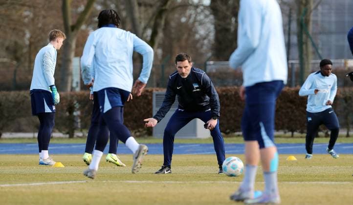 Coach Stefan Leitl observes exercises Action upper body Sport Football Soccer season 2024 2025 2 Bundesliga Men DFL 24 02 2025 Training Kick-off training Hertha BSC Berlin DFL regulations prohibit any use of photographs as image sequences and or quasi video