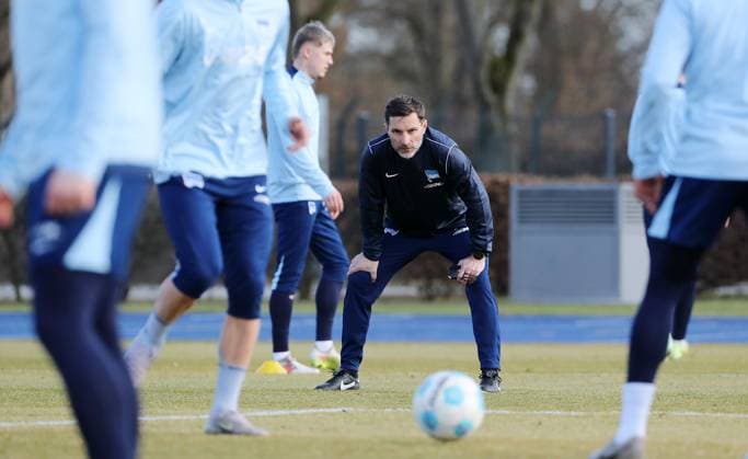 Sport Themen der Woche KW09 Sport Bilder des Tages Trainer Stefan Leitl beobachtet Übungen Aktion Oberkörper Fußball Fussball Saison 2024 2025 2. Bundesliga Herren DFL 24.02.2025 Training Auftakttrainining Hertha BSC Berlin DFL regulations prohibit any use of photographs as image sequences and or quasi-video. *** Coach Stefan Leitl observes exercises Action upper body Sport Football Soccer season 2024 2025 2 Bundesliga Men DFL 24 02 2025 Training Kick-off training Hertha BSC Berlin DFL regulations prohibit any use of photographs as image sequences and or quasi video