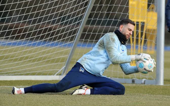 Goalkeeper Marius Gersbeck single image cropped action sport soccer soccer season 2024 2025 2 Bundesliga men DFL 24 02 2025 training kick-off training Hertha BSC Berlin DFL regulations prohibit any use of photographs as image sequences and or quasi video