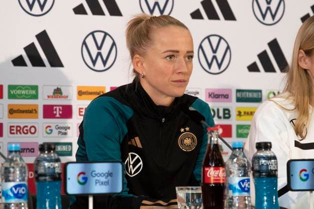 Sport Themen der Woche KW09 Sport Bilder des Tages GER, Nuernberg, Frauenfußball, UEFA Womens Nations League, Deutsche Frauen Nationalmannschaft Teamtraining matchday -1 im Bild v.l.: Lea Schueller (GER 11), auf der Pressekonferenz vor dem Spiel gegen Oesterreich 24.02.2025, Max-Morlock Stadion Nuernberg UEFA REGULATIONS PROHIBIT ANY USE OF PHOTOGRAPHS AS IMAGE SEQUENCES AND OR QUASI-VIDEO, *** GER, Nuremberg, womens soccer, UEFA Womens Nations League, German womens national team team training matchday 1 pictured from left Lea Schueller GER 11 , at the press conference before the match against Austria 24 02 2025, Max Morlock Stadium Nuremberg UEFA REGULATIONS PROHIBIT ANY USE OF PHOTOGRAPHS AS IMAGE SEQUENCES AND OR QUASI VIDEO, Copyright: HMBxMedia PaulxFritz