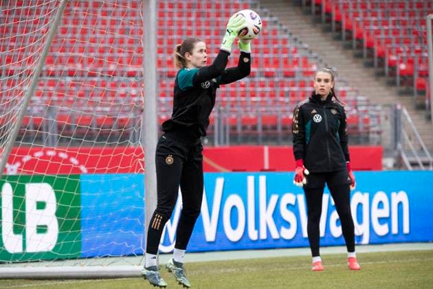 Sport Themen der Woche KW09 Sport Bilder des Tages GER, Nuernberg, Frauenfußball, UEFA Womens Nations League, Deutsche Frauen Nationalmannschaft Teamtraining matchday -1 im Bild v.l.: Stina Johannes (GER 12), faengt Ball 24.02.2025, Max-Morlock Stadion Nuernberg UEFA REGULATIONS PROHIBIT ANY USE OF PHOTOGRAPHS AS IMAGE SEQUENCES AND OR QUASI-VIDEO, *** GER, Nuremberg, womens soccer, UEFA Womens Nations League, German womens national team team training matchday 1 in picture v l Stina Johannes GER 12 , faengt Ball 24 02 2025, Max Morlock Stadion Nuernberg UEFA REGULATIONS PROHIBIT ANY USE OF PHOTOGRAPHS AS IMAGE SEQUENCES AND OR QUASI VIDEO, Copyright: HMBxMedia PaulxFritz