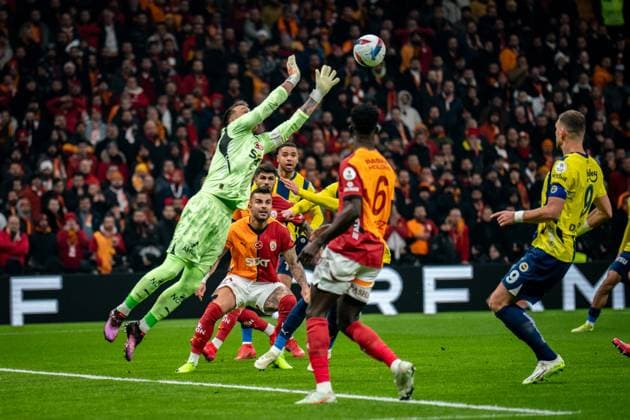 Sport Themen der Woche KW09 Sport Bilder des Tages 776280081 Fernando Muslera of Galatasaray saves the ball during the Turkish Super League match between Galatasaray and Fenerbahce at Rams Park Stadium on February 24, 2025 in Istanbul, Turkey. Istanbul Istanbul Turkey Copyright: xYagizxGurtugx