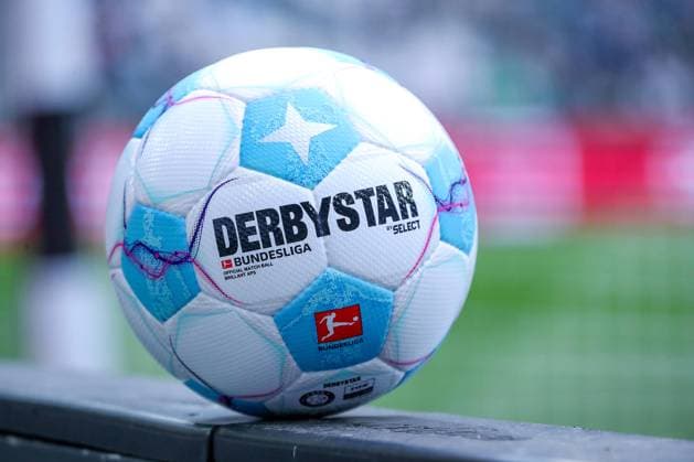 22.02.2025, Fußball, Borussia Mönchengladbach - FC Augsburg, 1. Fußball Bundesliga, Borussia-Park, Saison 2024 2025: Feature Offizieller Spielball des herrstellers Derbystar Select mit Logo Emblem der 1. Fußballbundesliga DFB regulations prohibit any use of photographs as image sequences and or quasi-video. Nordrhein-Westfalen Deutschland