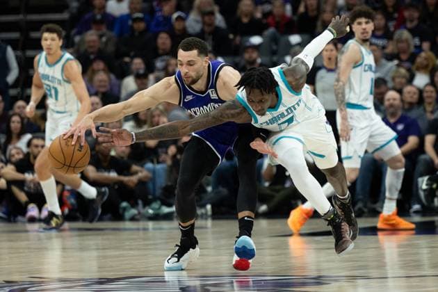 Sport Themen der Woche KW09 Sport Bilder des Tages February 24, 2025, Sacramento, Ca, USA: Sacramento Kings guard Zach LaVine (8) battles Charlotte Hornets Damion Baugh for the ball during an NBA, Basketball Herren, USA game at Golden 1 Center on Monday, Feb. 24, 2025, in Sacramento. Sacramento USA - ZUMAj89_ 20250224_zaf_j89_026 Copyright: xPaulxKitagakixJr.x