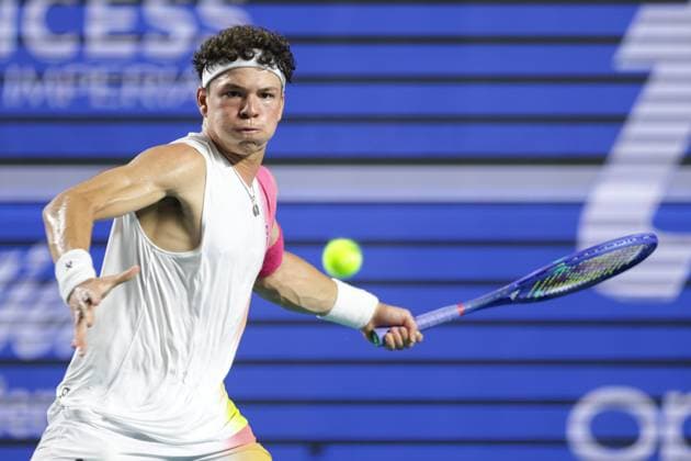 (250225) -- ACAPULCO, Feb. 25, 2025 -- Ben Shelton of the United States hits a return during the men s singles round of 32 match against Flavio Cobolli of Italy at the 2025 ATP, Tennis Herren Mexican Open tennis tournament in Acapulco, Mexico, Feb. 24, 2025. (Photo by Xinhua) (SP)MEXICO-ACAPULCO-TENNIS-ATP-MEXICAN OPEN FranciscoxCanedo 