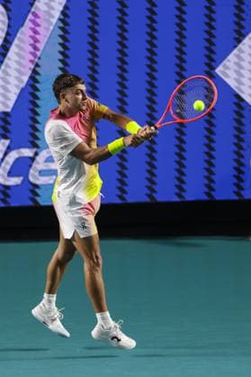(250225) -- ACAPULCO, Feb. 25, 2025 -- Flavio Cobolli of Italy hits a return during the men s singles round of 32 match against Ben Shelton of the United States at the 2025 ATP, Tennis Herren Mexican Open tennis tournament in Acapulco, Mexico, Feb. 24, 2025. (Photo by Xinhua) (SP)MEXICO-ACAPULCO-TENNIS-ATP-MEXICAN OPEN FranciscoxCanedo 