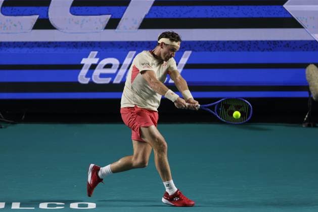 (250225) -- ACAPULCO, Feb. 25, 2025 -- Casper Ruud of Norway hits a return during the men s singles round of 32 match against Arthur Rinderknech of France at the 2025 ATP, Tennis Herren Mexican Open tennis tournament in Acapulco, Mexico, Feb. 24, 2025. (Photo by Xinhua) (SP)MEXICO-ACAPULCO-TENNIS-ATP-MEXICAN OPEN-MEN S SINGLES FranciscoxCanedo 