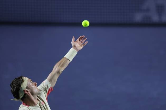 (250225) -- ACAPULCO, Feb. 25, 2025 -- Casper Ruud of Norway serves during the men s singles round of 32 match against Arthur Rinderknech of France at the 2025 ATP, Tennis Herren Mexican Open tennis tournament in Acapulco, Mexico, Feb. 24, 2025. (Photo by Xinhua) (SP)MEXICO-ACAPULCO-TENNIS-ATP-MEXICAN OPEN-MEN S SINGLES FranciscoxCanedo 