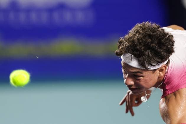 (250225) -- ACAPULCO, Feb. 25, 2025 -- Ben Shelton of the United States hits a return during the men s singles round of 32 match against Flavio Cobolli of Italy at the 2025 ATP, Tennis Herren Mexican Open tennis tournament in Acapulco, Mexico, Feb. 24, 2025. (Photo by Xinhua) (SP)MEXICO-ACAPULCO-TENNIS-ATP-MEXICAN OPEN FranciscoxCanedo 