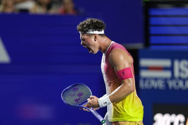 (250225) -- ACAPULCO, Feb. 25, 2025 -- Ben Shelton of the United States reacts during the men s singles round of 32 match against Flavio Cobolli of Italy at the 2025 ATP, Tennis Herren Mexican Open tennis tournament in Acapulco, Mexico, Feb. 24, 2025. (Photo by Xinhua) (SP)MEXICO-ACAPULCO-TENNIS-ATP-MEXICAN OPEN FranciscoxCanedo 