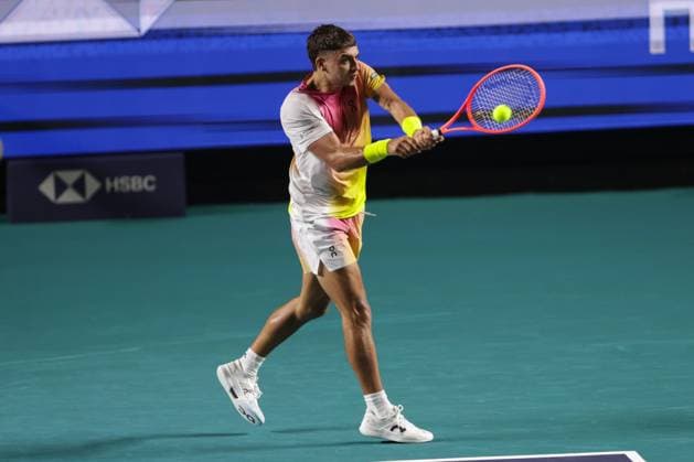 (250225) -- ACAPULCO, Feb. 25, 2025 -- Flavio Cobolli of Italy hits a return during the men s singles round of 32 match against Ben Shelton of the United States at the 2025 ATP, Tennis Herren Mexican Open tennis tournament in Acapulco, Mexico, Feb. 24, 2025. (Photo by Xinhua) (SP)MEXICO-ACAPULCO-TENNIS-ATP-MEXICAN OPEN FranciscoxCanedo 