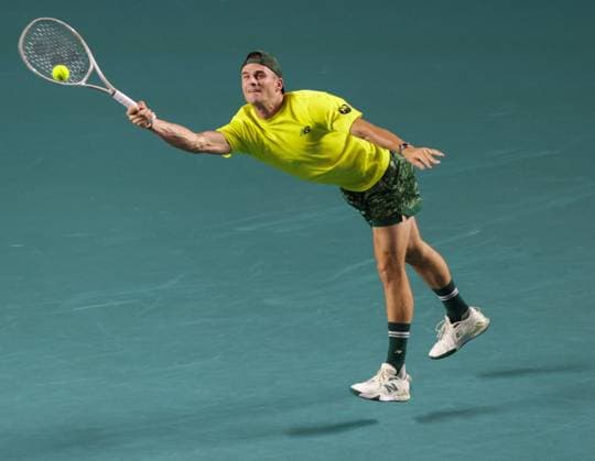 (250225) -- ACAPULCO, Feb. 25, 2025 -- Tommy Paul of the United States hits a return during the men s singles round of 32 match against Gabriel Diallo of Canada at the 2025 ATP, Tennis Herren Mexican Open tennis tournament in Acapulco, Mexico, Feb. 24, 2025. (Photo by Xinhua) (SP)MEXICO-ACAPULCO-TENNIS-ATP-MEXICAN OPEN-MEN S SINGLES FranciscoxCanedo 
