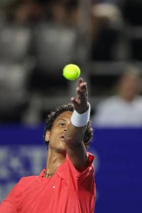 (250225) -- ACAPULCO, Feb. 25, 2025 -- Gabriel Diallo of Canada serves during the men s singles round of 32 match against Tommy Paul of the United States at the 2025 ATP, Tennis Herren Mexican Open tennis tournament in Acapulco, Mexico, Feb. 24, 2025. (Photo by Xinhua) (SP)MEXICO-ACAPULCO-TENNIS-ATP-MEXICAN OPEN-MEN S SINGLES FranciscoxCanedo 