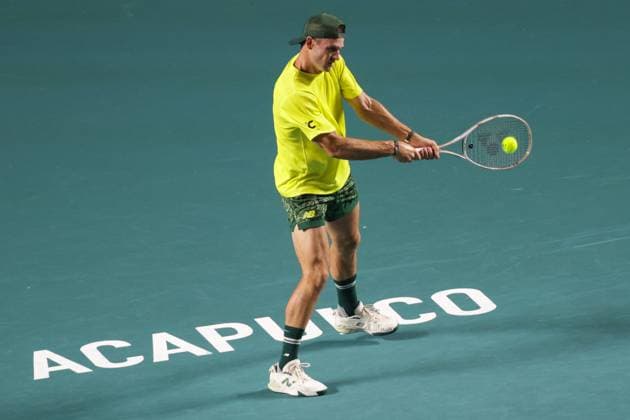(250225) -- ACAPULCO, Feb. 25, 2025 -- Tommy Paul of the United States hits a return during the men s singles round of 32 match against Gabriel Diallo of Canada at the 2025 ATP, Tennis Herren Mexican Open tennis tournament in Acapulco, Mexico, Feb. 24, 2025. (Photo by Xinhua) (SP)MEXICO-ACAPULCO-TENNIS-ATP-MEXICAN OPEN-MEN S SINGLES FranciscoxCanedo 