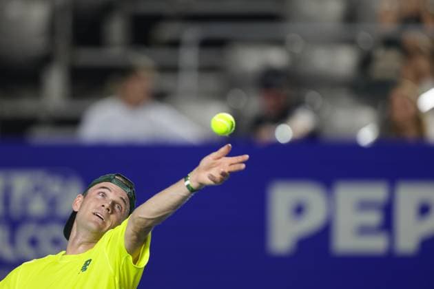 (250225) -- ACAPULCO, Feb. 25, 2025 -- Tommy Paul of the United States serves during the men s singles round of 32 match against Gabriel Diallo of Canada at the 2025 ATP, Tennis Herren Mexican Open tennis tournament in Acapulco, Mexico, Feb. 24, 2025. (Photo by Xinhua) (SP)MEXICO-ACAPULCO-TENNIS-ATP-MEXICAN OPEN-MEN S SINGLES FranciscoxCanedo 