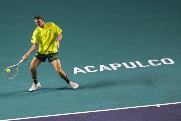 (250225) -- ACAPULCO, Feb. 25, 2025 -- Tommy Paul of the United States hits a return during the men s singles round of 32 match against Gabriel Diallo of Canada at the 2025 ATP, Tennis Herren Mexican Open tennis tournament in Acapulco, Mexico, Feb. 24, 2025. (Photo by Xinhua) (SP)MEXICO-ACAPULCO-TENNIS-ATP-MEXICAN OPEN-MEN S SINGLES FranciscoxCanedo 