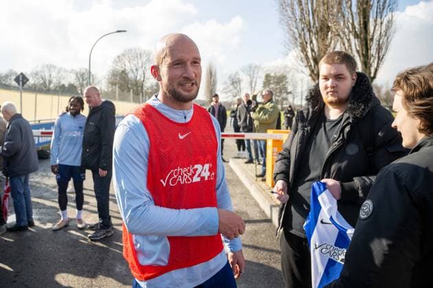 Soccer, Men, Season 2024 2025, 2 Bundesliga, Hertha BSC, Training, Toni Leistner Hertha BSC and fans, 25 02 2025, Copyright: xMatthiasxKochx