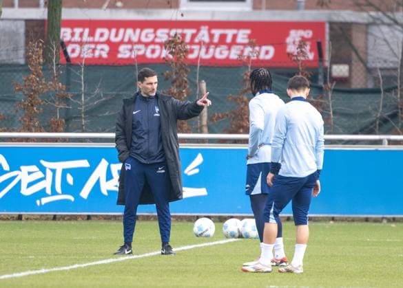 Soccer, Men, Season 2024 2025, 2 Bundesliga, Hertha BSC, Training, f l Coach Stefan Leitl Hertha BSC , Deyovaisio Zeefuik Hertha BSC , 25 02 2025, Copyright: xMatthiasxKochx