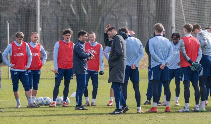 Soccer, Men, Season 2024 2025, 2 Bundesliga, Hertha BSC, Training, Speech in the middle f l Coach Stefan Leitl Hertha BSC , Co Coach Andre Mijatovic Hertha BSC , 25 02 2025, Copyright: xMatthiasxKochx